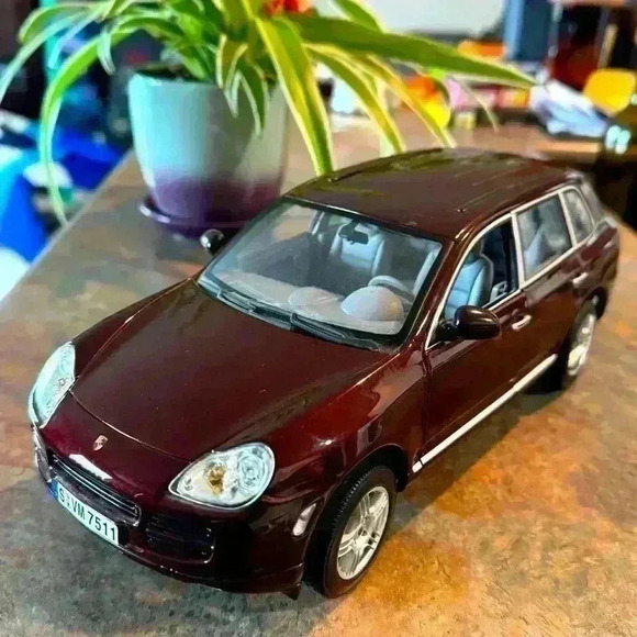 Maisto 1/18 Scale  Diecast 31635 - Porsche‎ Cayenne S - Dark red - Picture 1 of 14